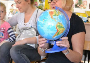 Pani Ania pokazuje na globusie ile wody jest na kuli ziemskiej