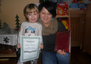 Jagoda Żemła-Szyszka wraz z mamą trzyma dyplom i nagrodę-album do zdjęć.
