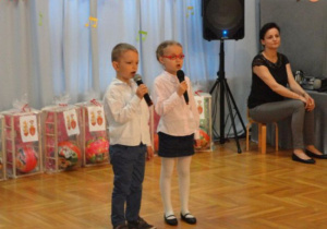 Kinga Śmiałkowska i Jakub Szatkowski śpiewają piosenkę pt. „Nasze Przedszkole”.