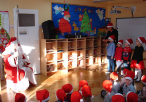 Dzieci witają oczekiwanego gościa recytując wiersz pt. Święty Mikołaj.