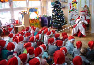 Dzieci przyrzekają Mikołajowi, że będą grzeczne i będą słuchały rodziców i pań z przedszkola.