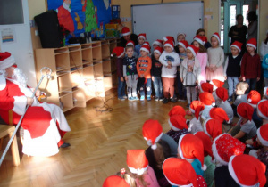 Grupa Słoneczka śpiewa piosenkę dla Mikołaja.
