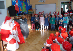 Grupa Żabki śpiewa piosenkę dla Mikołaja.