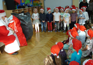 Grupa Biedronki śpiewa piosenkę dla Mikołaja.