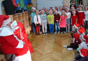 Grupa Krasnoludki śpiewa piosenkę dla Mikołaja.