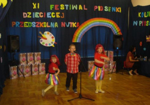 Dorotka, Michał i Wiktoria śpiewają piosenkę "Tęczowa samba".
