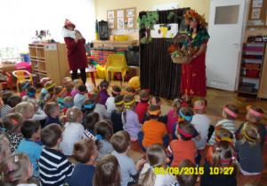Pani Halinka przebrana za muchomorka zaprasza dzieci na spotkanie z krasnalem Hałabałą
