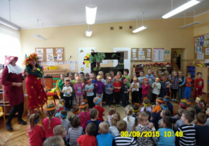 Pani Halinka , pani Renia razem z dziećmi tańczą