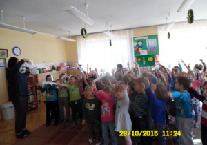 Pani Halinka zaprosiła dzieci do wspólej zabawy ruchowej