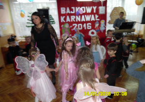 Pani Halinka tańczy ze swoją grupą