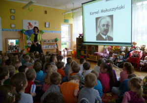 Dzieci słuchają ciekawostek o Kornelu Makuszyńskim