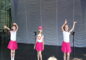 Dzieci z grupy "Słoneczek" na Jarmarku Łaskim prezentują piosenkę "Na wędrówkę"