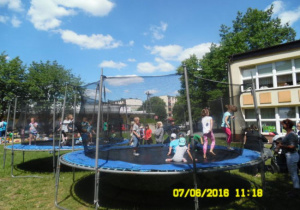 Atrakcji nie brakowało - dzieci na trampolinie.