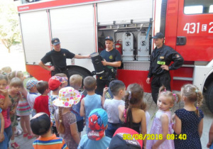 Strażacy pokazują dziecom wyposażenie samochodu