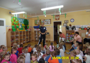 Pani policjantka opowiada dzieciom o zachowaniu bezpieczeństwa w drodze do przedszkola