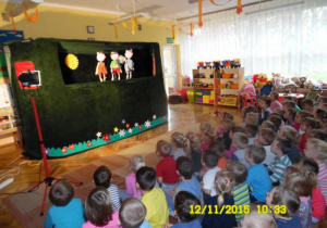 Dzieci widzą na scenie trzy świnki