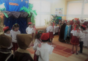 Młodsze dzieci tańczą Krakowiaka.