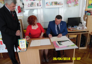 Pan Piotr Polit podpisuje dokument o współpracy z PP Nr 5