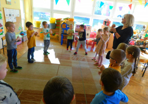 Dzieci z grupy Słoneczek wraz z panią Danutą śpiewają piosenkę.
