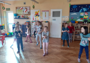 Dzieci doskonalą ruchy do tańca ''Czekolada".