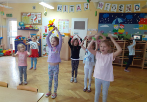 Dziewczynki ćwiczą układ taneczny „Hop, hop chodzę do przedszkola”.