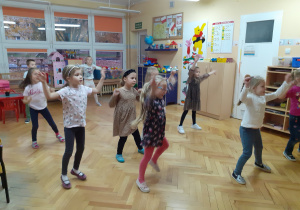 Dzieci tańczą zumbę.