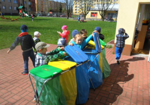 Dzieci w ogrodzie przedszkolnym segregują śmieci