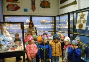 Przedszkolaki podczas oglądania eksponatów w muzeum w Łodzi
