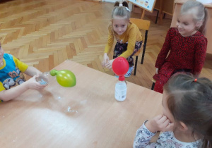 Pola i Milenka są pod wrażeniem doświadczenia z octem i soda.