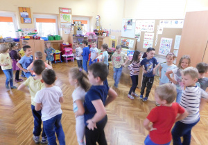 Dzieci z grupy Biedronek tańczą w kole.