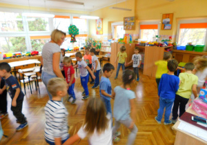Pani Ania uczy dzieci nowego tańca w parach.