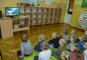 Dzieci oglądają na komputerze bajkę pt. „Trzy świnki”;