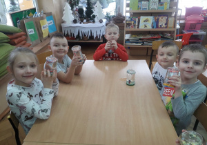 Pola, Fabian, Mikołaj, Filip i Kostek z dumą prezentują swoje „Śnieżne kule”.