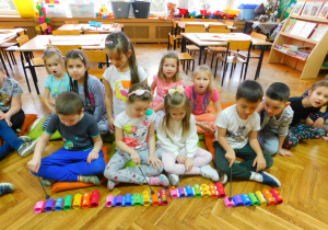 Lena, Dorotka i Jeremi i Staś grają na wykonanych przez dzieci cymbałkach