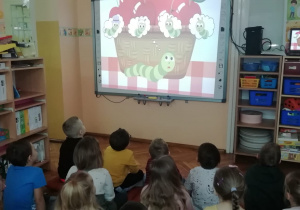 Dzieci słuchają i oglądają wiersz J. Brzechwy pt. "Entliczek - Pentliczek".