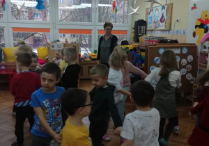 Misiaczki tańczą przy piosence "Jabłuszko".