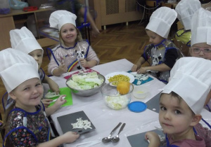 Helena, Dominik, Edyta, Olek, Miłosz i Lila kroją kapustę pekińską do sałatki warzywno-owocowej.