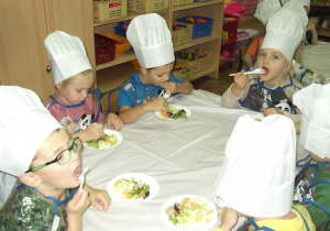 Kuba, Natalka, Adaś, Filip i Zuzia próbują wykonane przez dzieci sałatki i surówki.