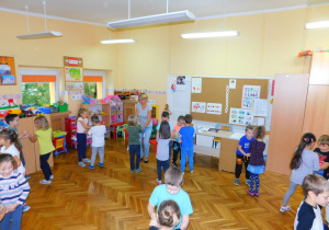 Dzieci z panią Anią przypominają sobie kroki do tańca czeskiego