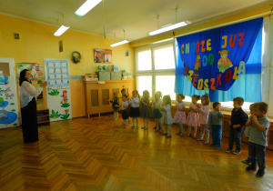 Dzieci z panią Ewą klaszczą w rytm piosenki pt. „Boogie-woogie”.