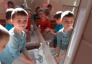 Dzieci z grupy Słoneczek pokazują jak należy myć ręce.