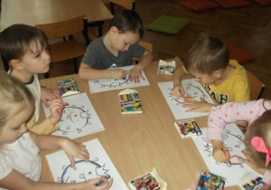 Julka, Miłosz, Kuba, Dominik i Nikola kolorują obrazek koronawirusa.