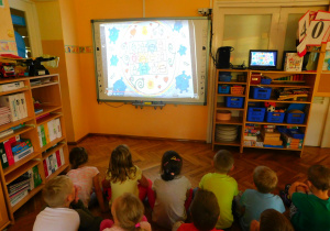 Dzieci z grupy "Biedronek" oglądają bajkę O Królu Wirusie