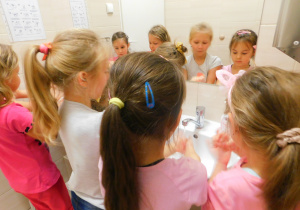 Dziewczynki z grupy "Biedronek" myją ręce zgodnie z instrukcją