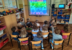 Dzieci z Żabek oglądają "Bajkę o złym królu Wirusie i dobrej kwarantannie”.