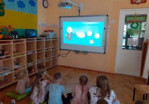 Dzieci z grupy Słoneczek oglądają bajkę pt. Sieciaki.pl.