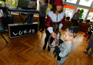 Najmłodszy przedstawiciel przedszkolaków próbuje swoich sił podczas zabawy „Rzut talerzem kosmicznym do celu”.