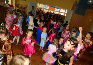Całe przedszkole w gotowości –każdy chce być dostrzeżony w konkursie podczas ostatniego tańca.