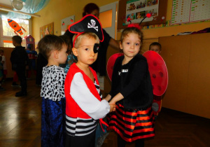 Najmłodsze dzieci z grupy „Misiaczki” także potrafią tańczyć w parach.