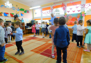Dzieci tańczą do piosenki ,,Co tam sadzi pan Jeremi?
